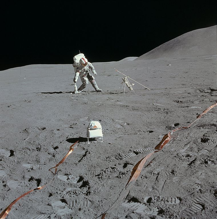 Moon, surface, astronauts - desktop wallpaper