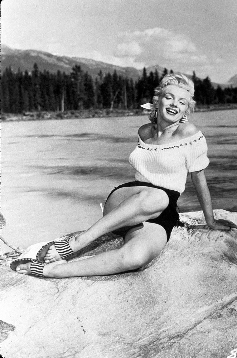 Marilyn Monroe, grayscale - desktop wallpaper