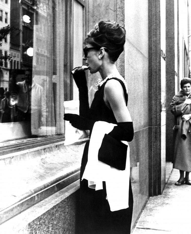 Audrey Hepburn, grayscale, monochrome, Breakfast at Tiffanys - desktop wallpaper