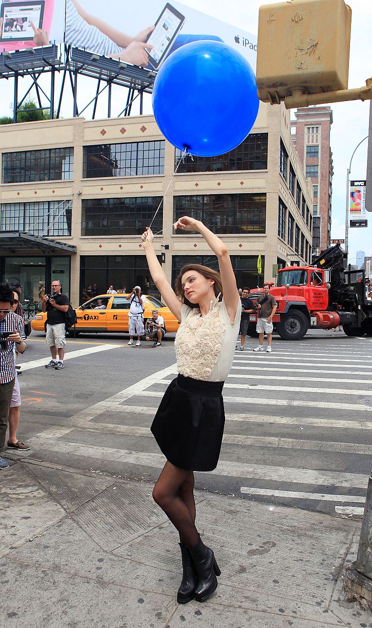 women, Miranda Kerr, models, taxi, balloons, crosswalks - desktop wallpaper