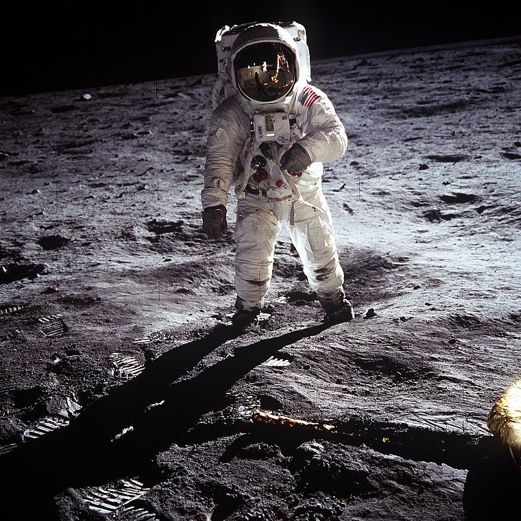Moon, astronauts - desktop wallpaper