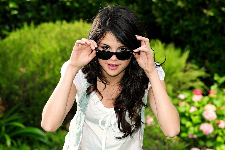 brunettes, women, Selena Gomez, nature, celebrity, sunglasses - desktop wallpaper