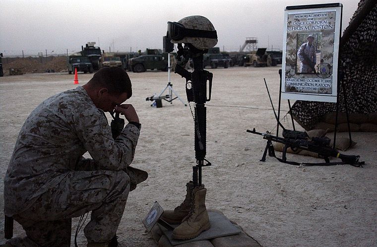 soldier, praying - desktop wallpaper
