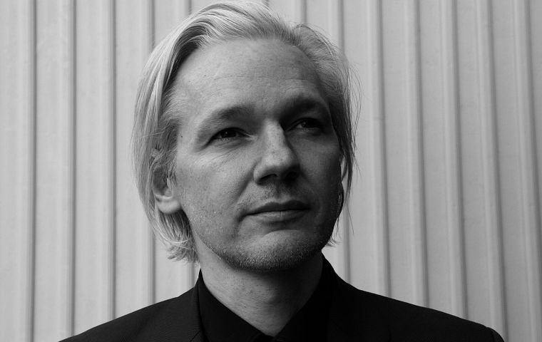 Julian Assange, monochrome - desktop wallpaper