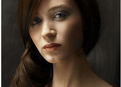 brunettes, women, actress, Emily Blunt, gray eyes - random desktop wallpaper