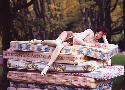 Milla Jovovich, mattress - random desktop wallpaper