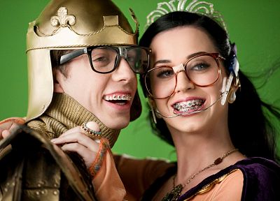 Katy Perry, king, Queen, singers, bracelets, braces, girls with glasses - duplicate desktop wallpaper