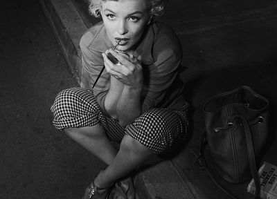 Marilyn Monroe, grayscale, sidewalks - duplicate desktop wallpaper