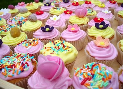 cupcakes, sprinkles, dessert, icing - random desktop wallpaper