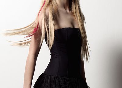 Avril Lavigne, black dress - duplicate desktop wallpaper