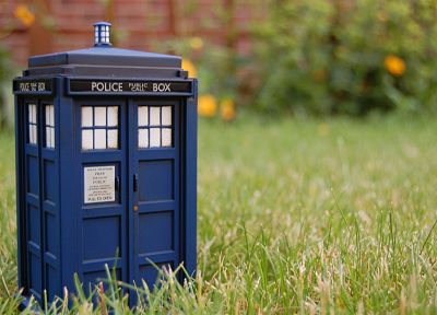 grass, TARDIS, Doctor Who - related desktop wallpaper