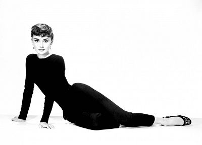 Audrey Hepburn, monochrome - duplicate desktop wallpaper