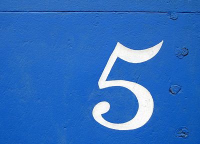 blue, white, wall, numbers, five - desktop wallpaper